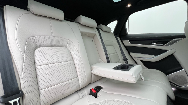 Jaguar F-Pace 2.0 D200 R-Dynamic Black 5dr Auto AWD Diesel Estate